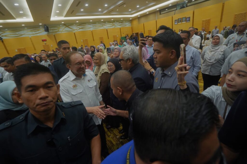 Anwar arah tindakan segera banteras perniagaan haram warga a