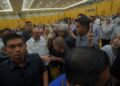 ANWAR Ibrahim beramah mesra dengan warga kementerian pada Majlis Perjumpaan bersama warga Kementerian Komunikasi Putrajaya. - UTUSAN/FAISOL MUSTAFA