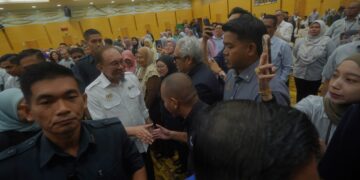 ANWAR Ibrahim beramah mesra dengan warga kementerian pada Majlis Perjumpaan bersama warga Kementerian Komunikasi Putrajaya. - UTUSAN/FAISOL MUSTAFA