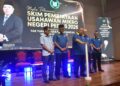 ABU Bakar Hamzah (tiga dari kiri) membuat gimik perasmian semasa Majlis Pelancaran Skim Pembiayaan Kewangan Usahawan Mikro Kerajaan Negeri Perlis Tahun 2027 di Dewan Bankuet Kompleks Pentadbiran Kerajaan Negeri, Kangar, Perlis, hari ini. -UTUSAN/ASYRAF MUHAMMAD