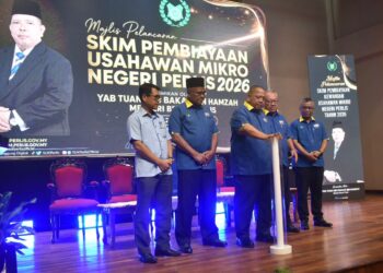 ABU Bakar Hamzah (tiga dari kiri) membuat gimik perasmian semasa Majlis Pelancaran Skim Pembiayaan Kewangan Usahawan Mikro Kerajaan Negeri Perlis Tahun 2027 di Dewan Bankuet Kompleks Pentadbiran Kerajaan Negeri, Kangar, Perlis, hari ini. -UTUSAN/ASYRAF MUHAMMAD