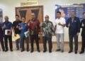 ABU Bakar Hamzah (enam dari kiri) bergambar bersama selepas mengadakan perbincangan bagi pembangunan litar di Chuping, Padang Besar, Perlis. -UTUSAN/ASYRAF MUHAMMAD