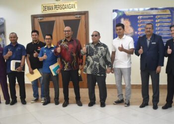 ABU Bakar Hamzah (enam dari kiri) bergambar bersama selepas mengadakan perbincangan bagi pembangunan litar di Chuping, Padang Besar, Perlis. -UTUSAN/ASYRAF MUHAMMAD