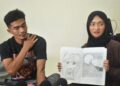 NORASIKIN Hasin (kanan) dan Muhamad Abdul Hadi Mohd Fauzi (kiri) menunjukkan lakaran lukisan yang ditemui dalam diari anaknya yang didakwa menjadi mangsa buli di kediamannya di Chuping, Padang Besar, Perlis hari ini-UTUSAN/ASYRAF MUHAMMAD