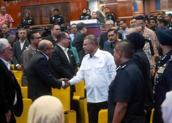 SAIFUDDIN Nasution Ismail beramah mesra dengan warga KDN selepas Perhimpunan Bulanan Kementerian Dalam Negeri di Putrajaya. -UTUSAN/FAISOL MUSTAFA