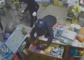 TANGKAP layar rakaman CCTV kejadian samun di sebuah kedai runcit di Kampung Kuala Lesung, Kuala Ketil di Baling pada Isnin lalu.