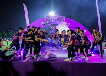 BEKAS penyerang skuad kebangsaan, Safee Sali (tengah) menyampaikan hadiah kepada pemenang dalam Kejohanan MommyHana Safee Sali Superkids Cup 2026, kelmarin