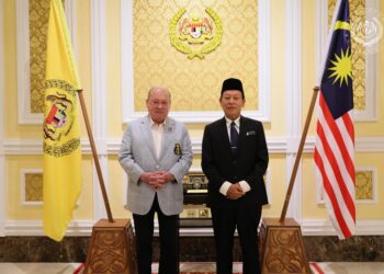 Sultan Ibrahim menzahirkan nasihat itu ketika menerima menghadap Abdul Halim di Istana Negara, hari ini.-FB SULTAN IBRAHIM