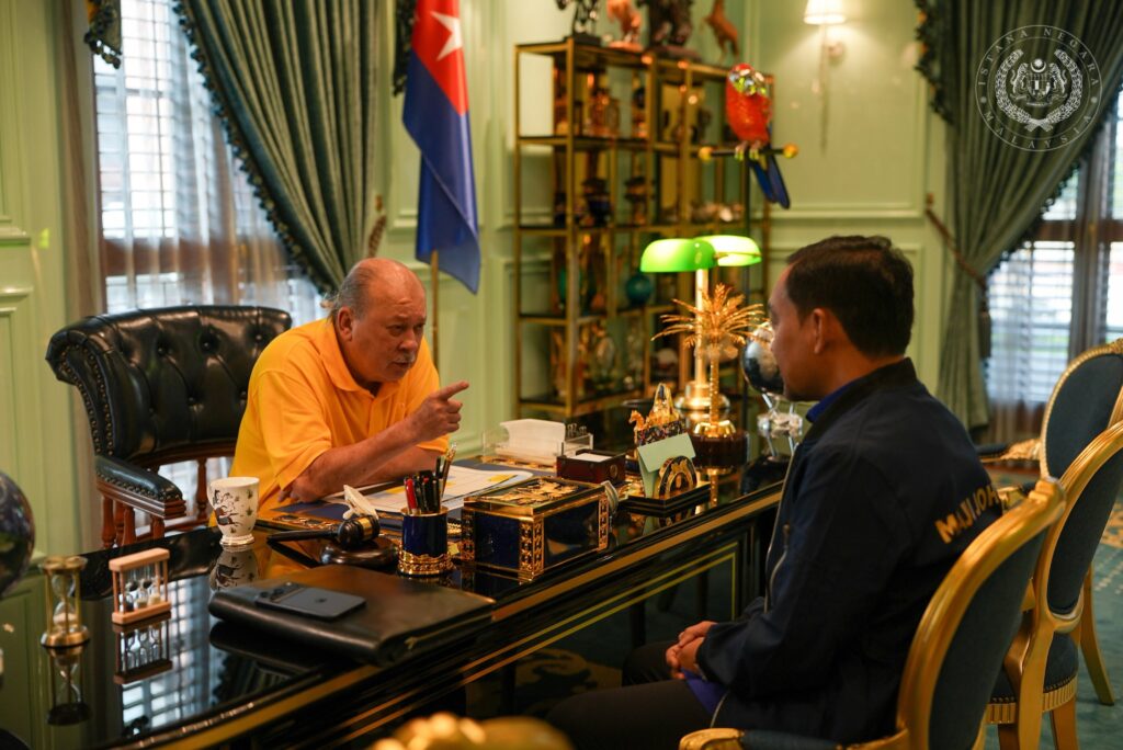 Agong terima menghadap Menteri Besar Johor