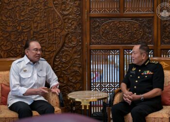 PERDANA Menteri, DatUK Seri Anwar Ibrahim menerima kunjungan hormat Ketua Pesuruhjaya Suruhanjaya Pencegahan Rasuah Malaysia (SPRM), Datuk Seri Abdul Halim Aman di Perdana Putra. PEJABAT PERDANA MENTERI
