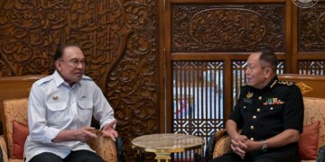 PERDANA Menteri, DatUK Seri Anwar Ibrahim menerima kunjungan hormat Ketua Pesuruhjaya Suruhanjaya Pencegahan Rasuah Malaysia (SPRM), Datuk Seri Abdul Halim Aman di Perdana Putra. PEJABAT PERDANA MENTERI
