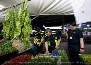 DBKL telah mengeluarkan empat notis kompaun terhadap aktiviti perniagaan tanpa lesen serta melaksanakan 13 tindakan sita dan pindah barangan di lokasi terbabit.-FB DBKL