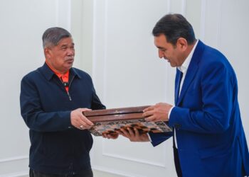 MOHAMAD Sabu (kiri) ketika mengadakan pertemuan dengan Khayrullo Bozorov . - FACEBOOK/MOHAMAD SABU