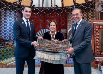 ANWAR Ibrahim bersama Presiden Serdar Berdimuhamedow semasa Forum Turkmenistan-Malaysia di Ashgabat, Turkmenistan. -  IHSAN PEJABAT PERDANA MENTERI