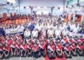 FADHLINA Sidek (tengah) bersama Menteri Sumber Manusia, Datuk Seri R. Ramanan bersama guru pada Majlis Pelancaran Inisiatif Perabot Madani dan Program Kalvi Madani di Sekolah Jenis Kebangsaan Tamil (SJKT) Jalan Yahya Awal, Johor Bahru, semalam.-