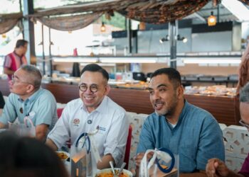 STEVEN Sim Chee Keong bersama Mohd Noor Helmy Abdul Halem ketika program bersama usahawan di Melaka