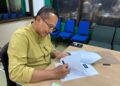SAMSURI Mokhtar menandantangi watikah calon PN.