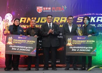 NAIB Canselor UPM, Prof. Datuk Dr. Ahmad Farhan Mohd. Sadulah (tengah) bersama Haritz Iklil Hessly Hafiz dan Nani Sahirah Maryata yang dinobatkan sebagai Olahragawan dan Olahragawati UPM  pada Majlis Anugerah Sukan UPM Ke-39, semalam.