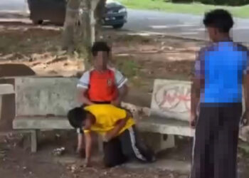 TANGKAP layar video tular memaparkan seorang pelajar lelaki ditendang di perut oleh rakannya dalam kejadian di Taman Uda, Alor Setar.