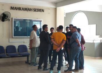 SEMUA tertuduh mendengar penerangan daripada peguam yang mewakili mereka sebelum prosiding perbicaraan di Mahkmah Majistret Pasir Mas, Kelantan. - UTUSAN/ROHANA ISMAIL