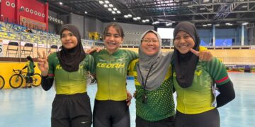 (DARI kiri) Nur Fitrah Shaari, Nurul Izzah Izzati Mohd Asri, ketua jurulatih berbasikal trek Kedah, Noor Alfizar Othman dan Nurul Nabilah Mohd Asri.