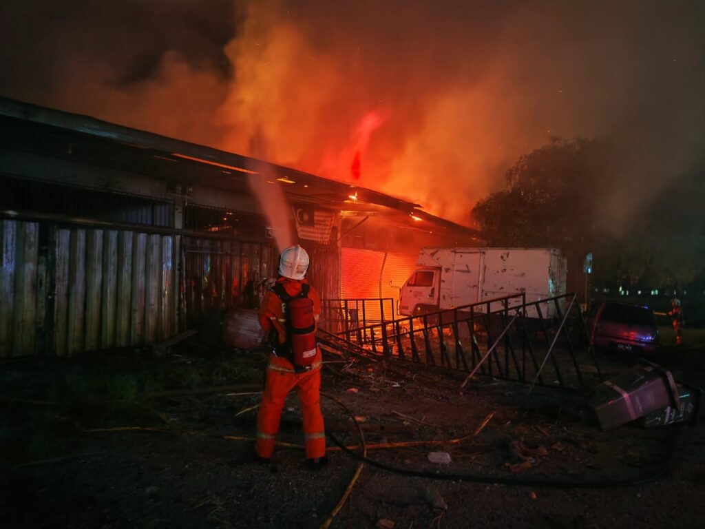 Deretan sembilan kedai terbakar di Bera