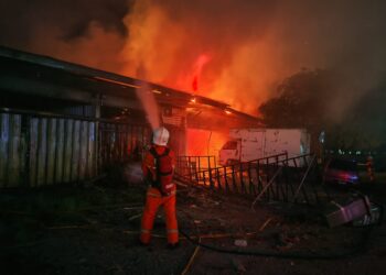 ANGGOTA bomba berusaha memadam kebakaran premis kedai di Batu 1-2 Jalan Triang- Kerayong Bera, Pahang. - JBPM BERA