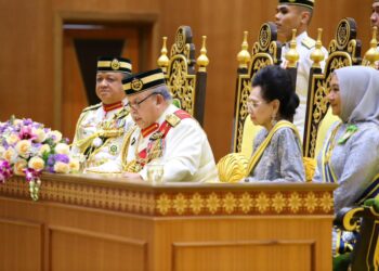 TUANKU Syed Sirajuddin Jamalullail pada 
majlis perasmian penggal persidangan keempat DUN Perlis ke-15 di Kompleks Seri Putra, di Kangar, Perlis hari ini.-UTUSAN/ADIB AKHYAR