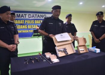 MUHAMMAD Abdul Halim (tiga dari kanan) menunjukkan senjata api yang dirampas pada sidang media di IPD Padang Besar, Perlis. -UTUSAN/ASYRAF MUHAMMAD
