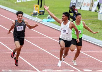 Muhammad Azeem Mohd Fahmi (dua dari kanan) beraksi dalam acara 100 meter lelaki akhir pada Kejohanan Olahraga Terbuka Malaysia 2026 di Stadium Universiti Putra Malaysia. -UTUSAN/FARIZ RUSADIO