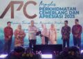 AHMAD Zahid Hamidi (tiga dari kiri) ketika menyerahkan Anugerah Perkhidmatan Cemerlang kepada Timbalan Pengarah (Hal Ehwal Akademik), Ts. Rohayu Daud (empat dari kanan) pada Majlis Perkhidmatan dan Apresiasi Kementerian Kemajuan Desa dan Wilayah Tahun 2025 di Hotel Premiera di sini, hari ini. UTUSAN/ISKANDAR ISHAK