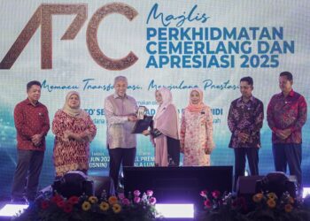 AHMAD Zahid Hamidi (tiga dari kiri) ketika menyerahkan Anugerah Perkhidmatan Cemerlang kepada Timbalan Pengarah (Hal Ehwal Akademik), Ts. Rohayu Daud (empat dari kanan) pada Majlis Perkhidmatan dan Apresiasi Kementerian Kemajuan Desa dan Wilayah Tahun 2025 di Hotel Premiera di sini, hari ini. UTUSAN/ISKANDAR ISHAK