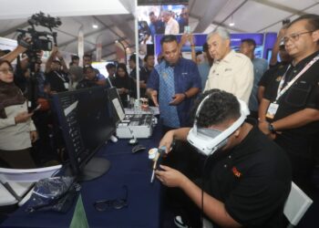 AHMAD Zahid Hamidi meninjau salah satu reruai sempena sambutan Hari TVET Negara 2026 di Putrajaya hari ini.
