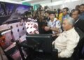 AHMAD Zahid Hamidi mencuba simulasi komputer ketika meninjau persiapan Hari TVET Negara 2026, di Putrajaya hari ini.