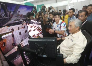 AHMAD Zahid Hamidi mencuba simulasi komputer ketika meninjau persiapan Hari TVET Negara 2026, di Putrajaya hari ini.