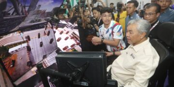 AHMAD Zahid Hamidi mencuba simulasi komputer ketika meninjau persiapan Hari TVET Negara 2026, di Putrajaya hari ini.