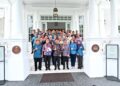 AKMAL Nasrullah Mohd. Nasir bergambar selepas sesi libat urus bersama media dan pemain industri yang berlangsung di Carcosa Seri Negara.