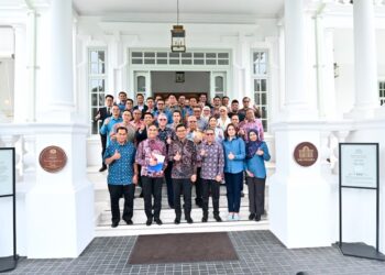 AKMAL Nasrullah Mohd. Nasir bergambar selepas sesi libat urus bersama media dan pemain industri yang berlangsung di Carcosa Seri Negara.