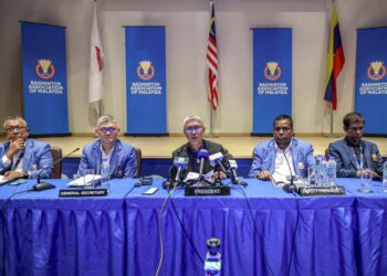 Presiden Persatuan Badminton Malaysia (BAM), Datuk Seri Tengku Zafrul Tengku Abadul Aziz (tengah) ketika ditemui pemberita pada Mesyuarat Agung Tahunan (AGM) Persatuan Badminton Malaysia (BAM) di Akademi Badminton Malaysia, Bukit Kiara di sini, semalam.
GAMBAR: SYAKIR RADIN