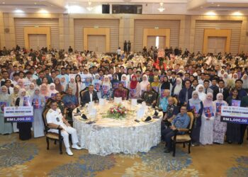 MOHAMED Khaled Nordin bergambar bersama sebahagian penerima anugerah yang hadir pada Majlis Penyampaian Anugerah Kecemerlangan Pendidikan Tahun 2026 di Dewan Perkasa, Wisma Perwira ATM, Kuala Lumpur semalam. GAMBAR - AMIR KHALID