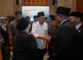 ANWAR Ibrahim beramah mesra dengan peserta pada Majlis Perasmian Syarie 2026 Putrajaya. - UTUSAN/FAISOL MUSTAFA