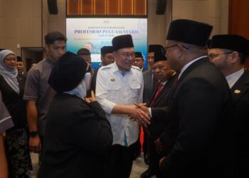 ANWAR Ibrahim beramah mesra dengan peserta pada Majlis Perasmian Syarie 2026 Putrajaya. - UTUSAN/FAISOL MUSTAFA