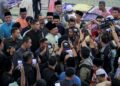 ANWAR Ibrahim beramah mesra bersama jemaah selepas menunaikan solat jumaat di Masjid Meranti, Puchong, Selangor, hari ini. - UTUSAN/FARIZ RUSADIO
