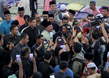 ANWAR Ibrahim beramah mesra bersama jemaah selepas menunaikan solat jumaat di Masjid Meranti, Puchong, Selangor, hari ini. - UTUSAN/FARIZ RUSADIO