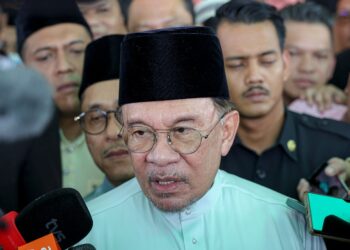 ANWAR Ibrahim bercakap pada sidang akhbar selepas menunaikan solat jumaat di Masjid Meranti di sini hari ini. UTUSAN/FARIZ RUSADIO