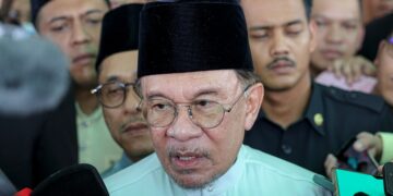 ANWAR Ibrahim bercakap pada sidang akhbar selepas menunaikan solat jumaat di Masjid Meranti di sini hari ini. UTUSAN/FARIZ RUSADIO