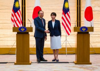 ANWAR Ibrahim bersama Perdana Menteri Jepun, Sanae Takaichi semasa sidang media bersama semasa lawatan kerja rasmi di Jepun semalam. PEJABAT PERDANA MENTERI
