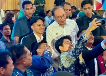 ANWAR Ibrahim bergambar bersama golongan belia pada Majlis Pelancaran Bakat Madani di Bandar Sri Sendayan, Seremban, hari ini.- UTUSAN/NOR SHAFIQAH MOHD GHAZAL
