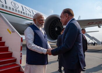 ANWAR Ibrahim menyambut ketibaan Perdana Menteri India Narendra Modi di Kompleks Bunga Raya KLIA, Sepang pada 7 Februari lalu. PEJABAT PERDANA MENTERI