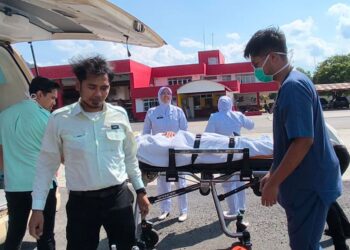 LANGNIT Asang dibawa menaiki ambulans ke Hospital Gua Musang, Kelantan untuk mendapatkan rawatan.